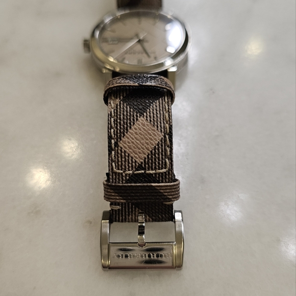 Authentic Burberry watch - Picture 10 of 11
